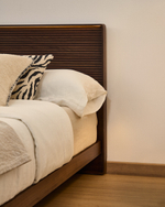 Кровать Norlen из орехового шпона с темной отделкой LED 180 x 200 см