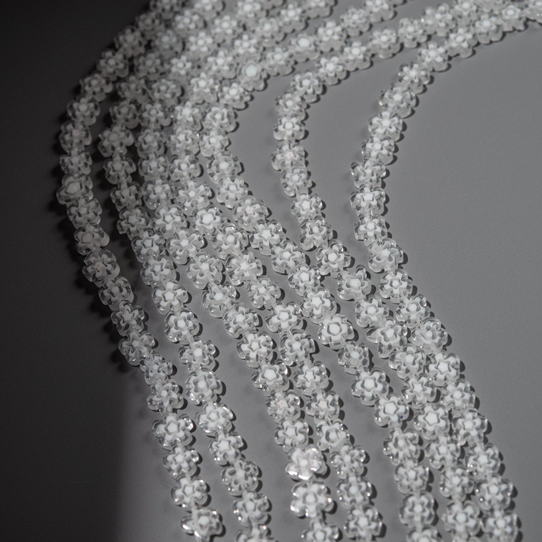 Стеклянные бусины в форме прозрачных цветочков, 7-8мм,