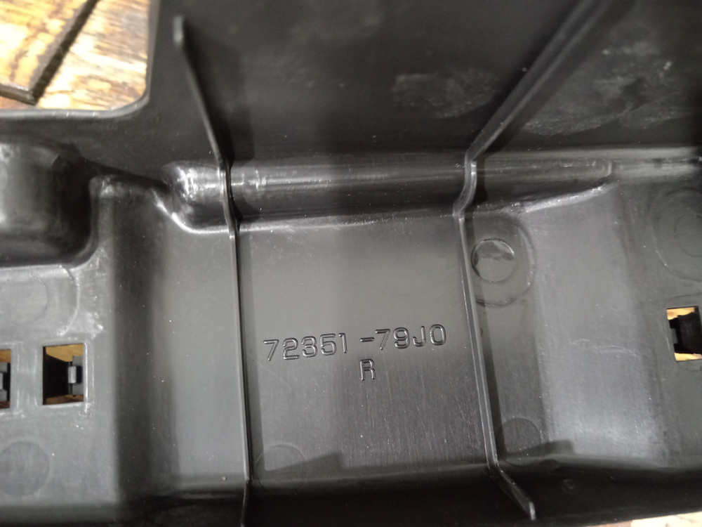 Пыльник крыла передний правый Suzuki SX4 1 06-14 Новый Оригинал 7235179J00