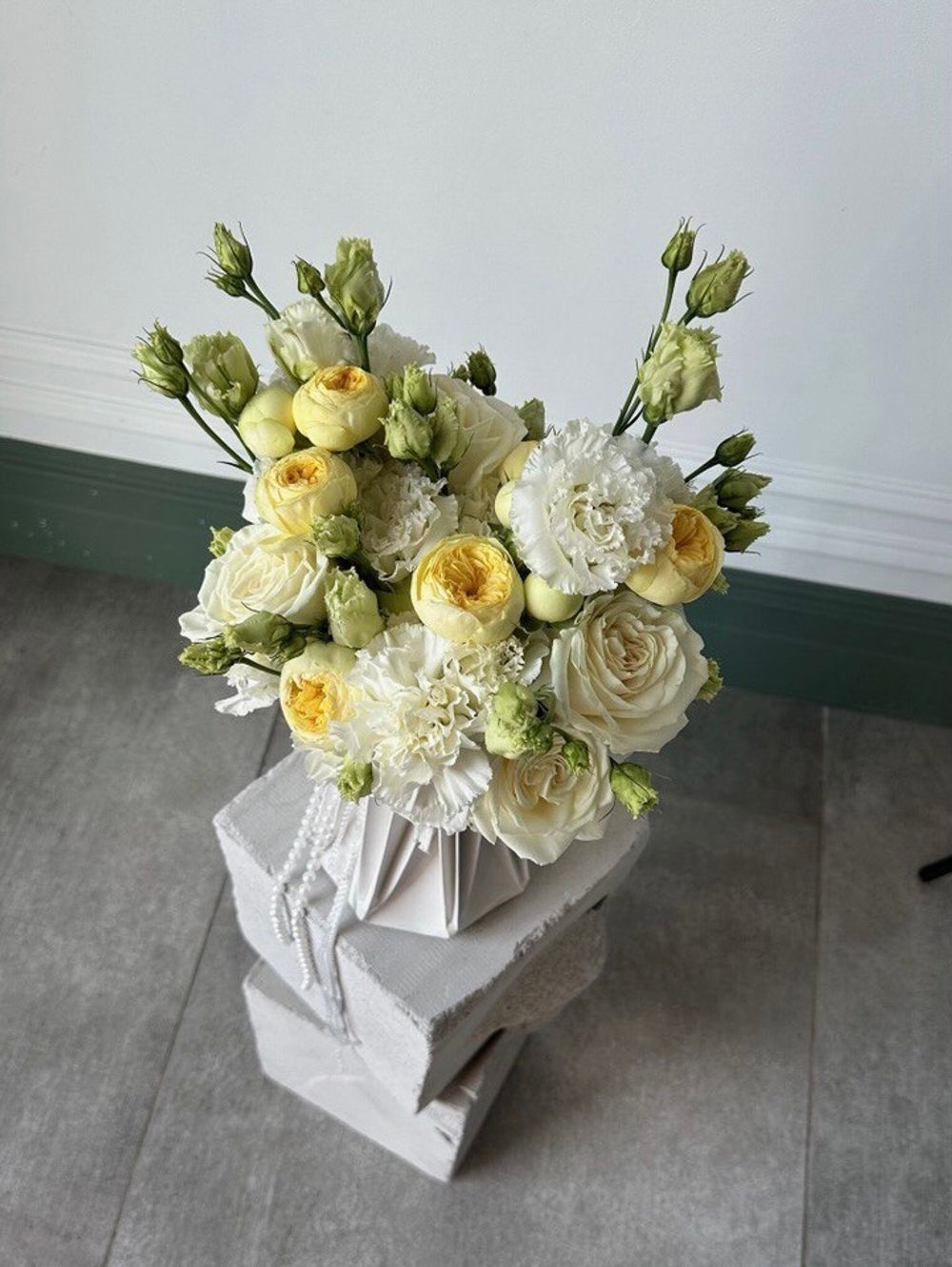 Свадебный букет из роз, белых диантусов и лизиантуса