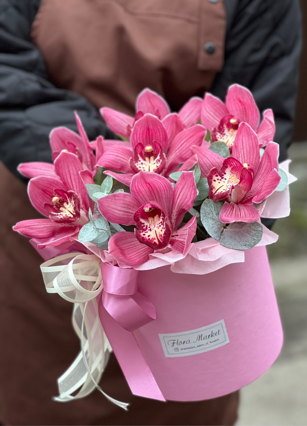 Композиция из цимбидиума и эвкалипта в шляпной коробке