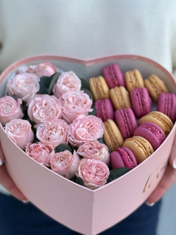 «Сердце» с пионовидными кустовыми розами, эвкалиптом и яркими макарунс от Флора Маркет, размер M