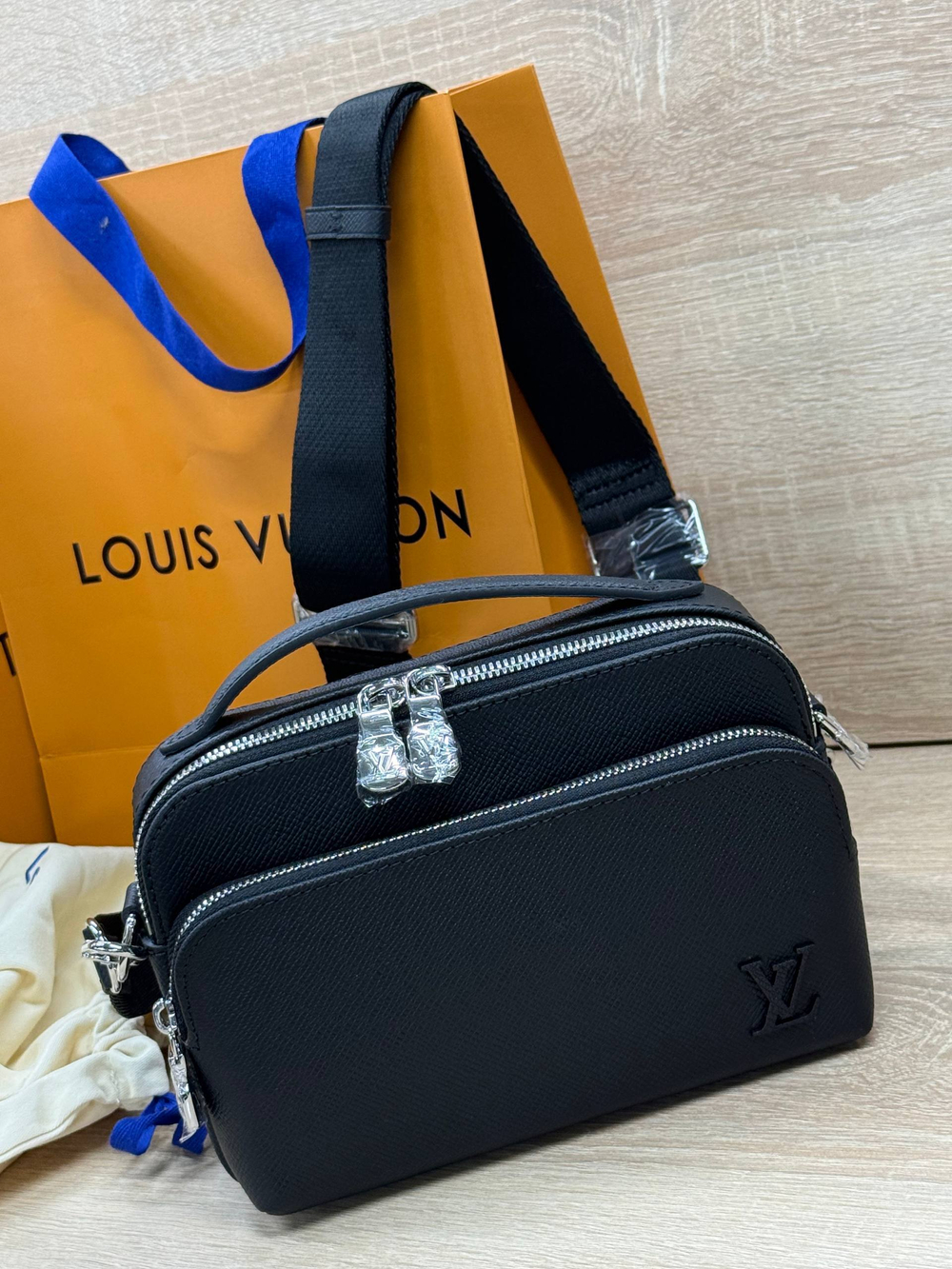 Сумка-мессенджер Louis Vuitton