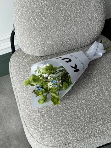 Кулек сборный из оксипеталума, хелеборуса и маттиолы