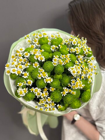 Букет из кустовых хризантем и ромашек