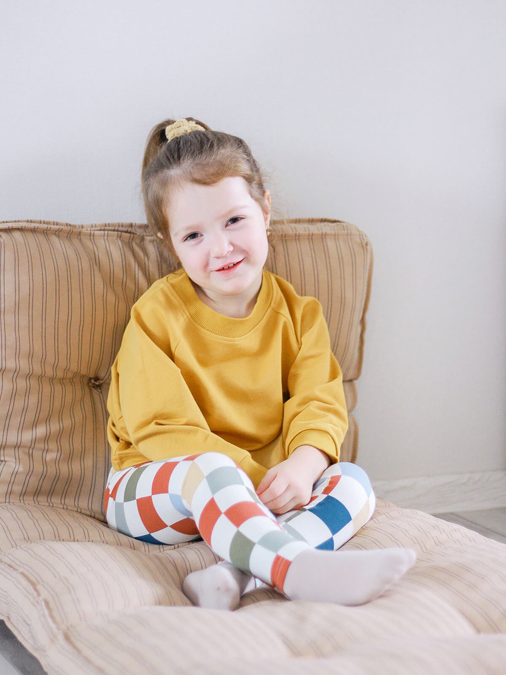 Свитшот прямой Mjölk Mustard, с рукавом реглан