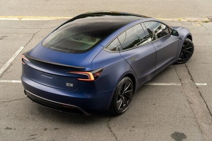 Tesla в матовой полиуретановой пленке Carbins PPF M90