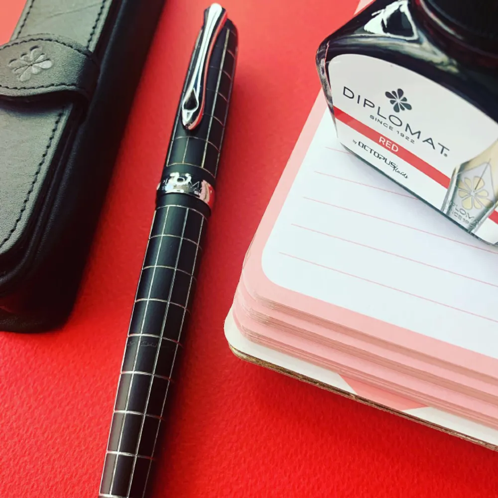 Перьевая ручка Diplomat Excellence A Plus rhomb черная с пером F (D40101023) 12