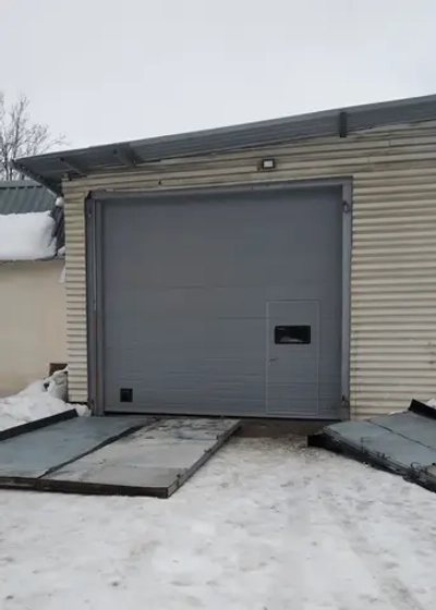 Секционные ворота с калиткой