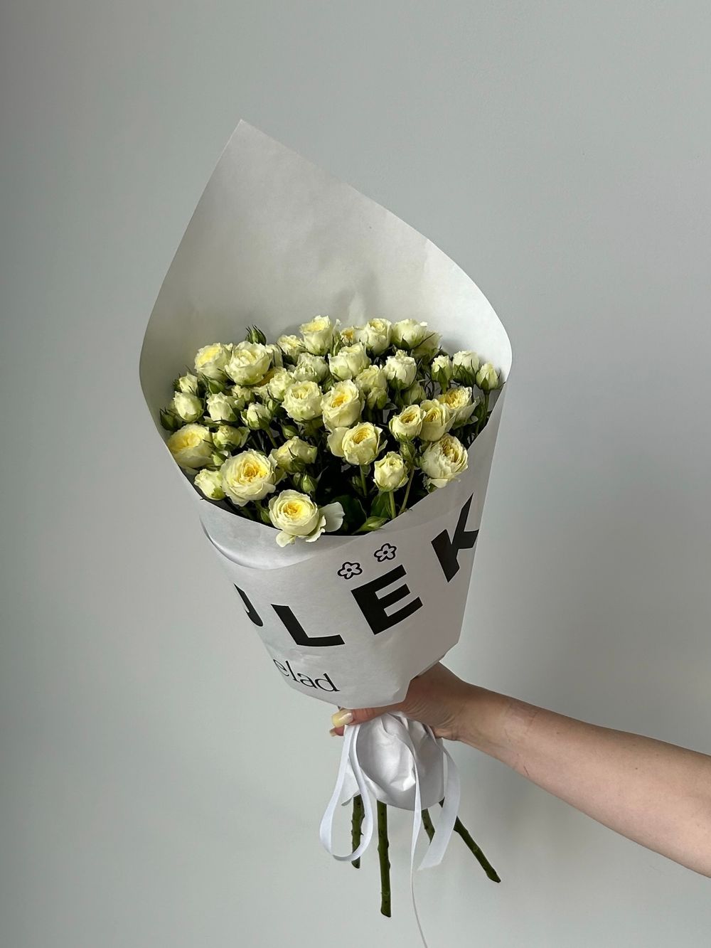 Кулек из кустовых роз в светло-желтом оттенке