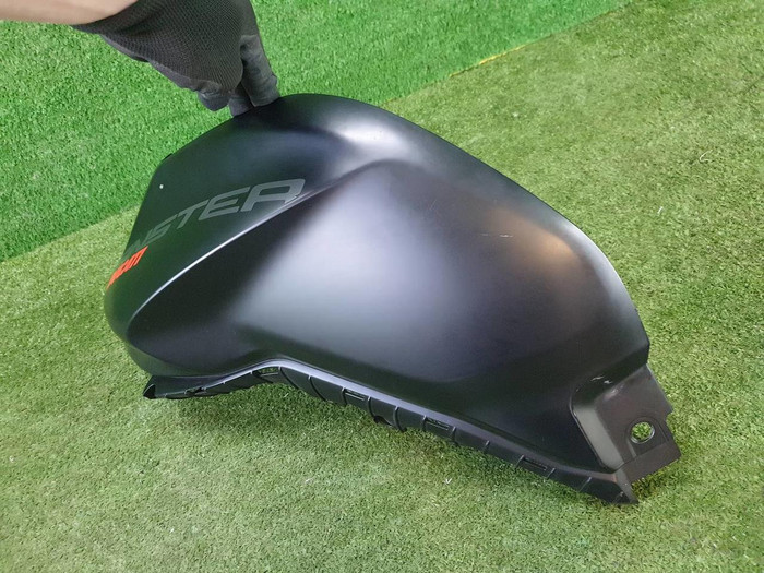 Накладка бензобака левая Ducati Monster (2021-н.в.)