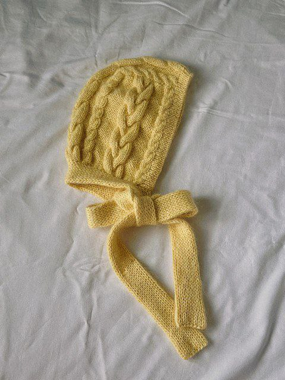 Описание по вязанию чепчика спицами "Daisy Bonnet"