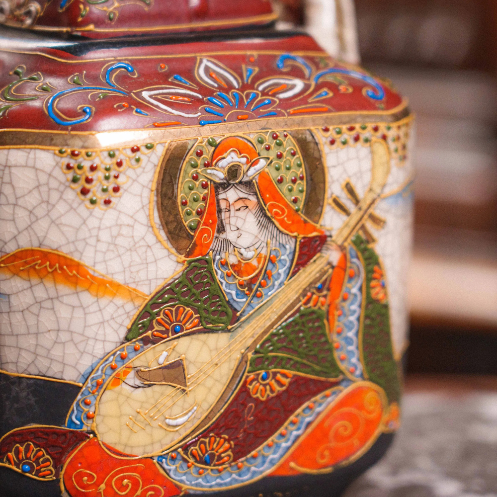 Антикварный японский чайник в стиле сацума