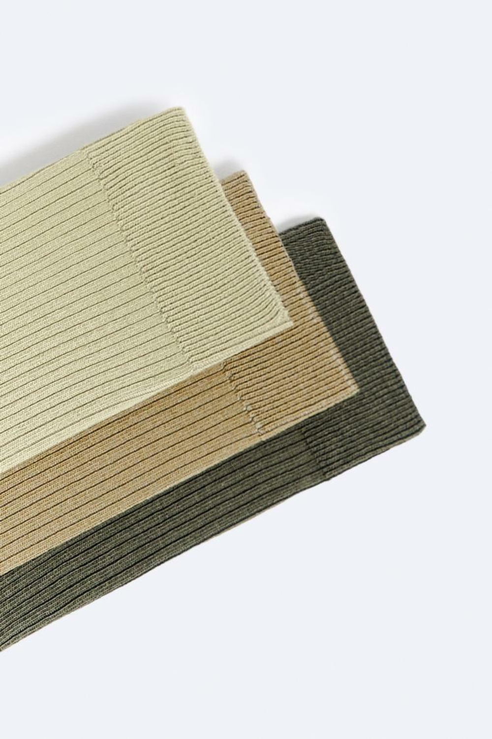 ZARA НАБОР ИЗ ТРЕХ ПАР НОСКОВ РАЗНЫХ ЦВЕТОВ, ХАКИ