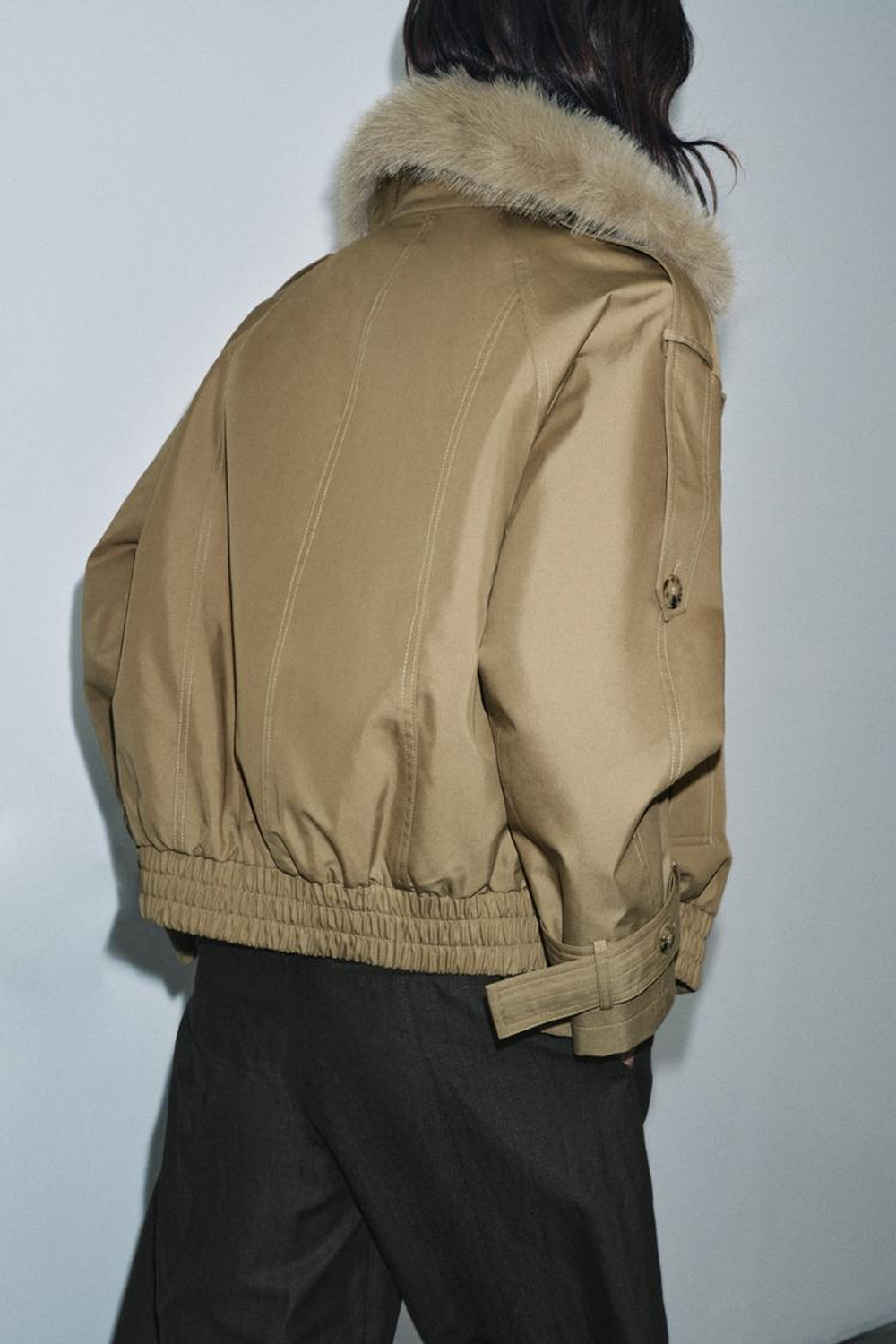 ZARA СТЕГАНОЕ ПАЛЬТО С ВОРОТНИКОМ ИЗ ИСКУССТВЕННОГО МЕХА — ZW COLLECTION, СВЕТЛЫЙ ХАКИ