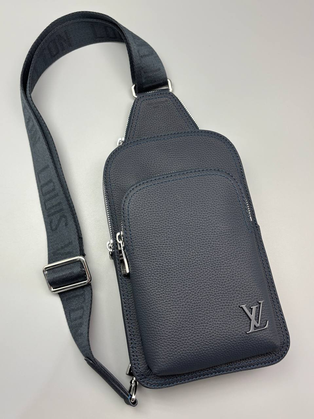 Сумка- слинг Louis Vuitton