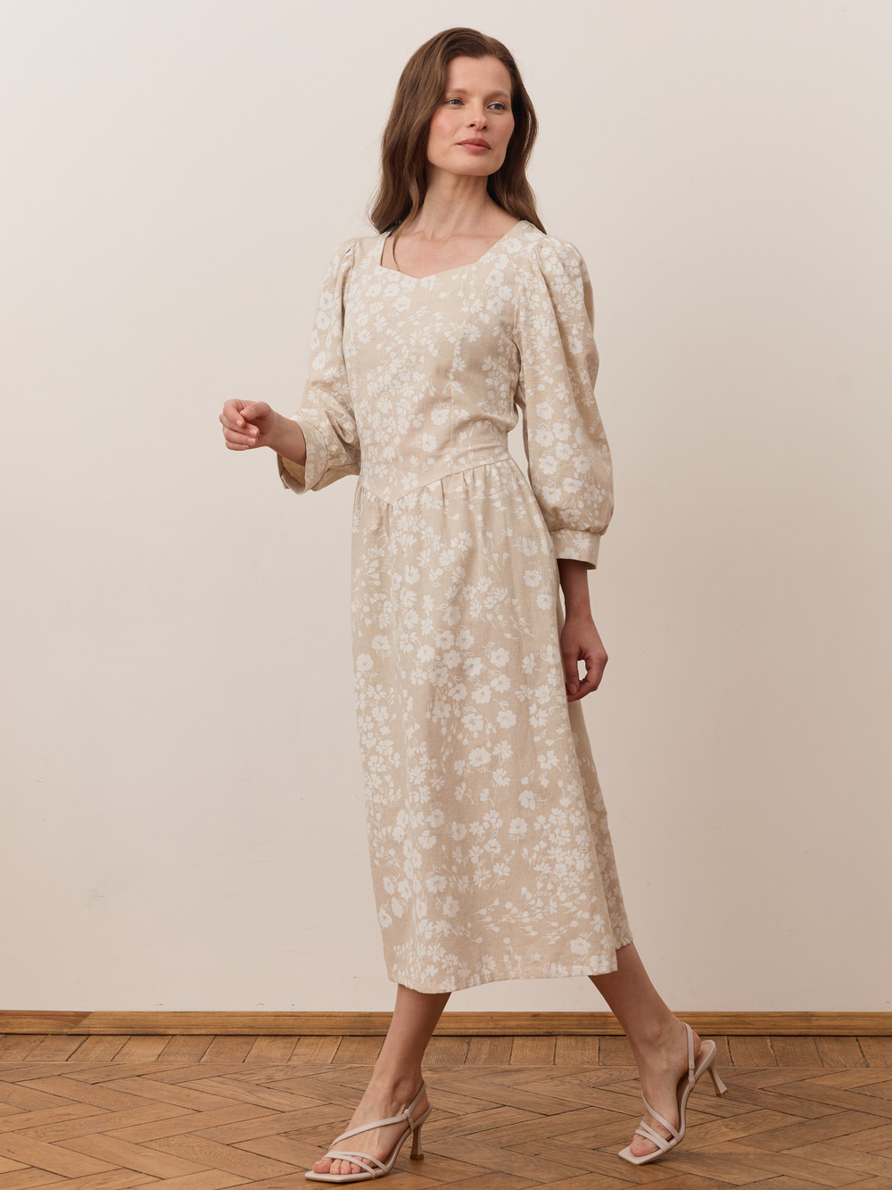 Платье с вырезом-сердечко