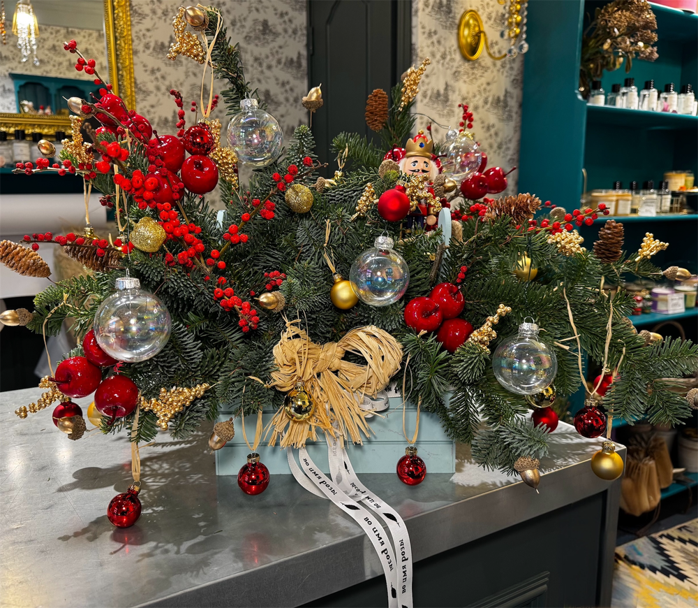 Композиция "Роскошь зимних ягод"