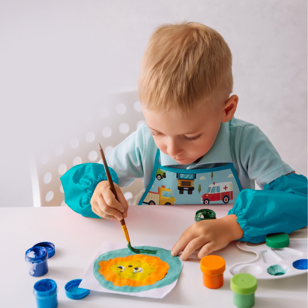 Фартук для творчества на завязках. Машинки принт