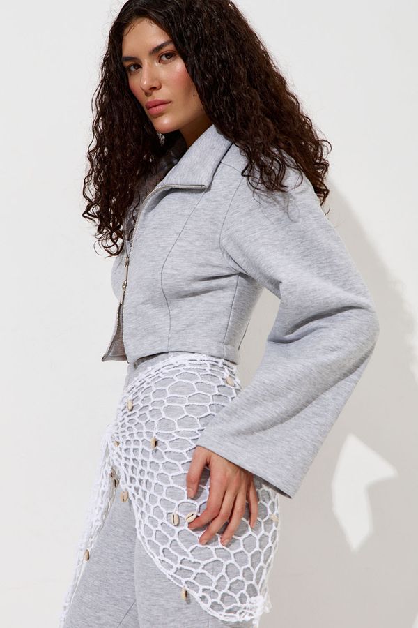 Приталенная олимпийка с рукавом клеш цвета серый меланж