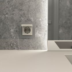Розетка влагозащищенная с заземлением и со шторкой с крышкой Werkel дымчатый W1271204