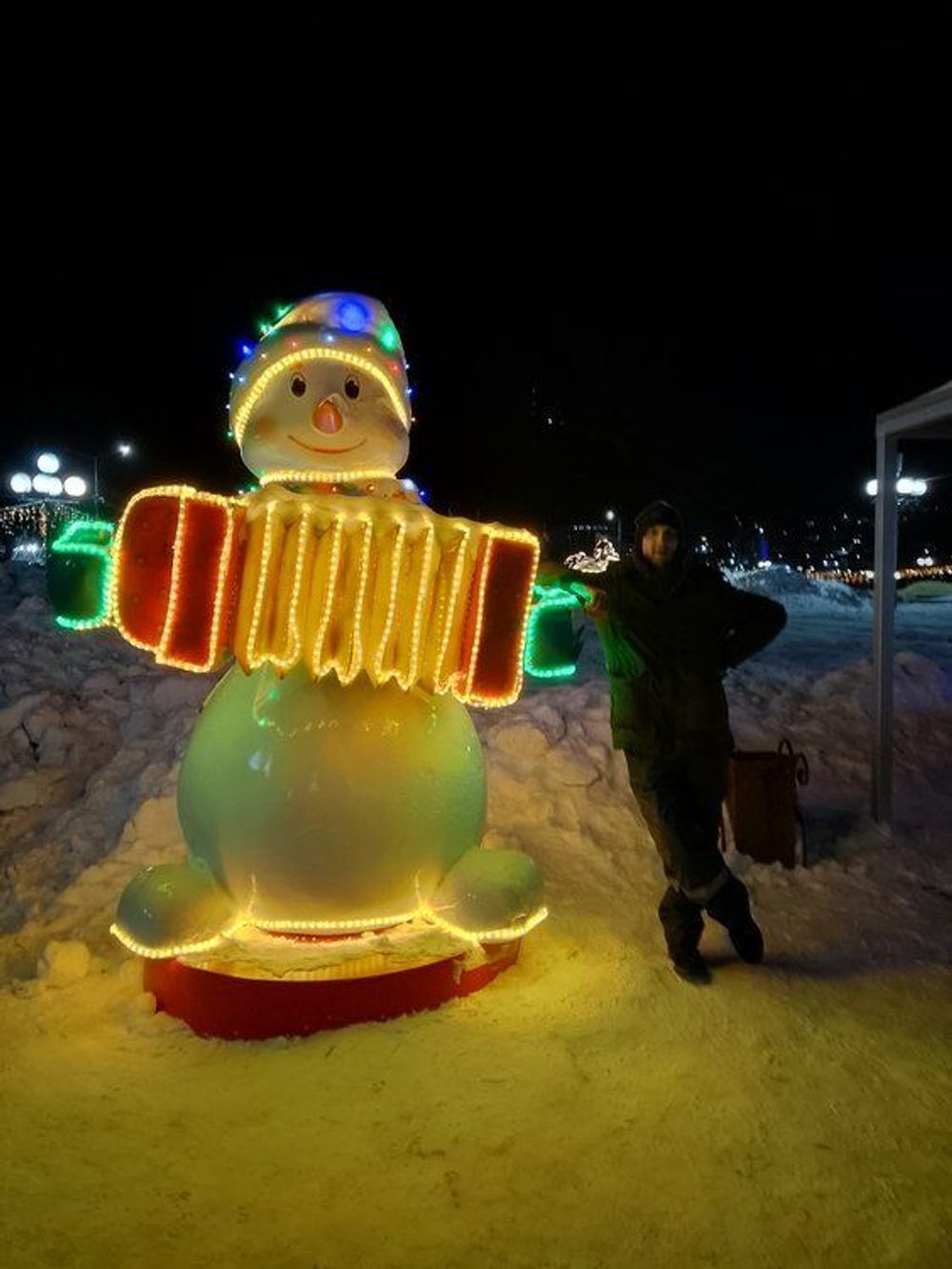 Уличная фигура "Снеговик с гармошкой"