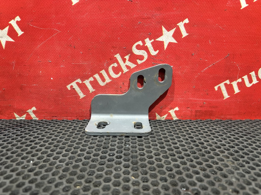 Кронштейн бампера переднего правый