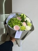Букет из гортензии, кустовых пионовидных роз, диантусов, хелеборуса и оксипеталума