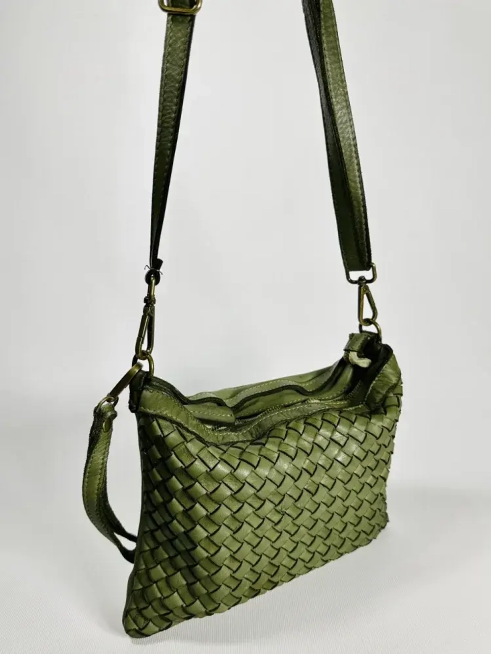 Женская сумка-клатч из натуральной кожи оливкового цвета