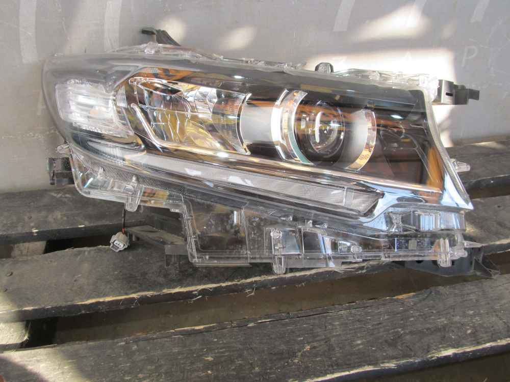 Фара правая LED Toyota Land Cruiser Prado 150 17-24 Б/У  8114560N20