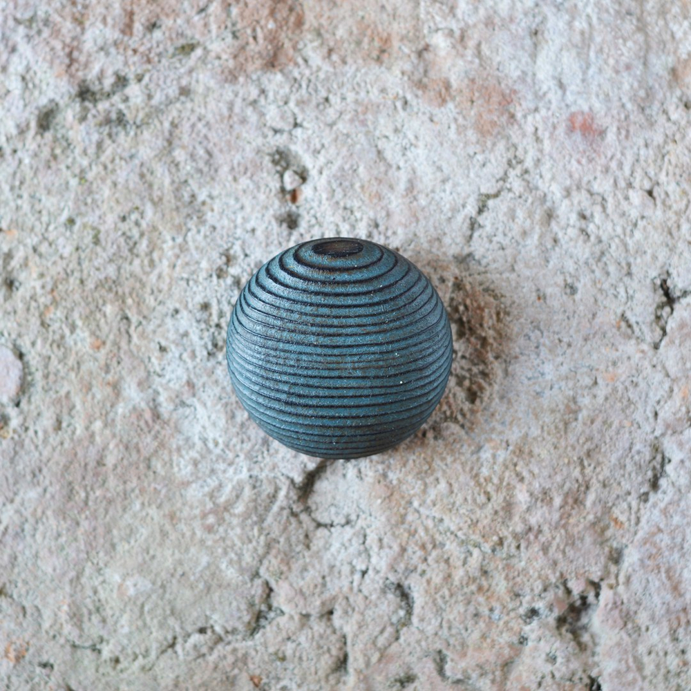 круглая деревянная брошь