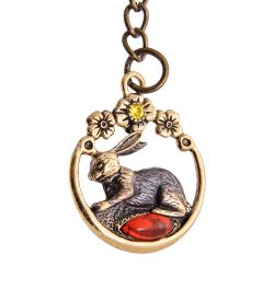 AM-3605 Брелок «Заяц в цветах» (латунь, янтарь)