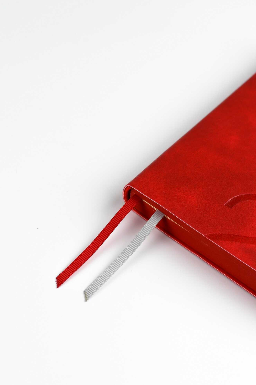 Ежедневник датированный 2026 ESCALADA, #ДУМАЙ КАК МИЛЛИАРДЕР, А6+, 176 л., арт. 70302/ 20 ЛЕЗЕРЕТТО КРАСНЫЙ (кожзам: 126x174 мм, мягкий переплёт, материал обложки: искусственная кожа "Лезеретто"; декор: блинтовое тиснение; способ крепления блока: нит