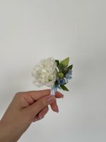 Свадебный букет из лизиантуса, гортензии, одноголовых роз, оксипеталума и эвкалипта