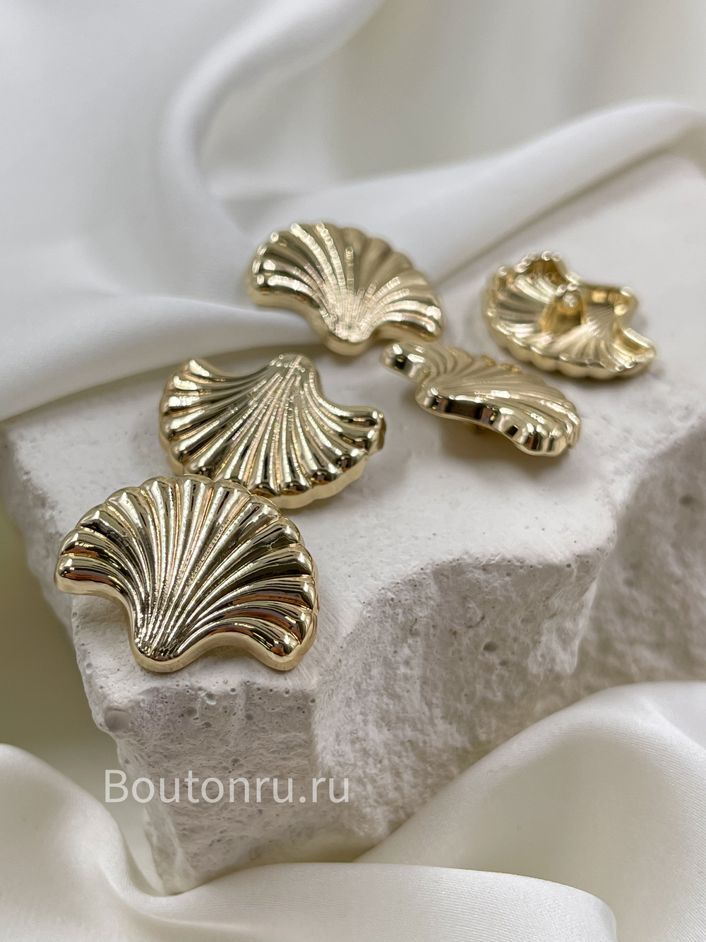 Пуговицы Скиапар. золотистые в форме ракушки