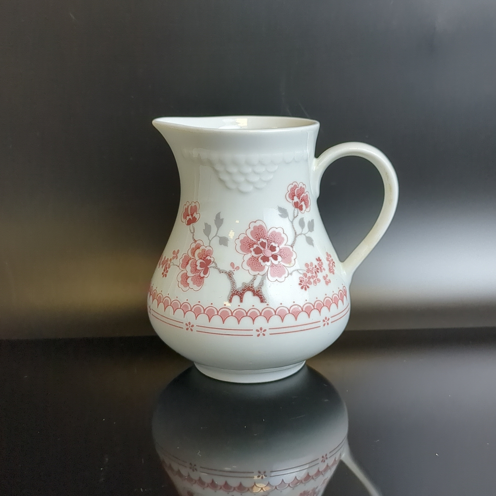 Молочник, сливочник фарфоровый Кольдиц, Colditz, GDR, роспись цветы, 10.5 см, винтаж времён СССР