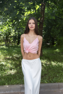 Домашний топ, женский топ, шелковый топ, топ на бретельках, легкий топ, струящийся топ, модный топ, стильный топ, топ для дома, комфортный топ, мягкий топ, топ для отдыха, топ на лето, топ для сна, топ из шелка, топ на тонких бретелях, изящный топ, вечерний топ, топ для комфорта, женская домашняя одежда, соблазнительная домашняя одежда, домашняя одежда из шелка, топ для расслабления, розовый топ, розовый топ на бретелях, розовая майка, розовый шелковый топ.