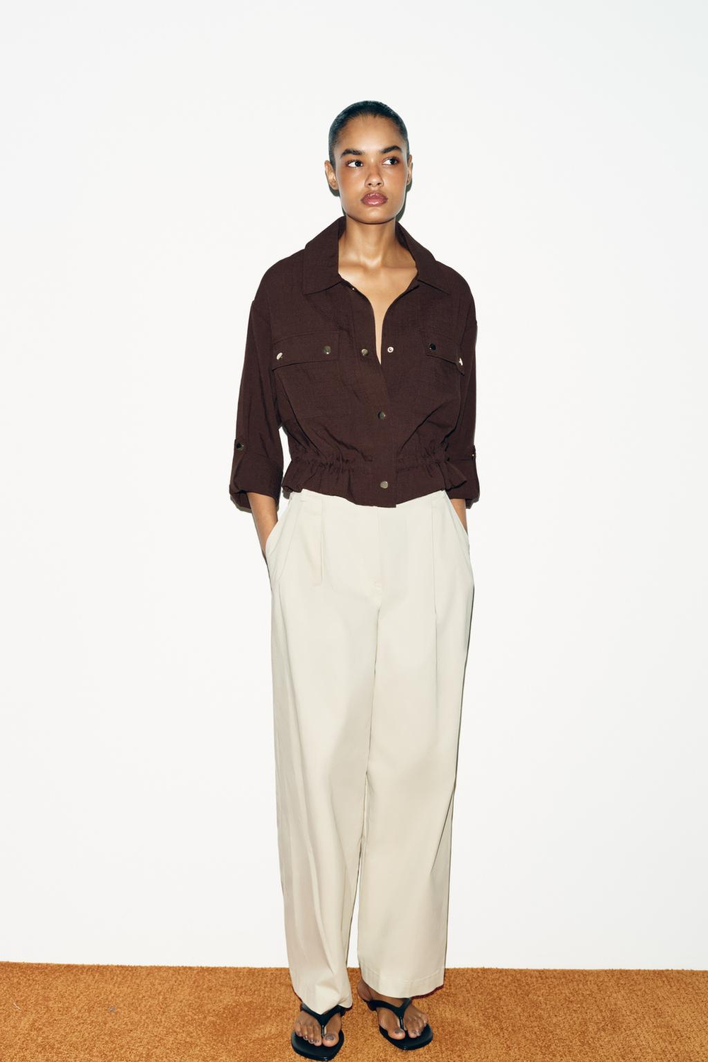 ZARA КОРОТКАЯ КУРТКА С ПОДВЕРНУТЫМИ РУКАВАМИ, КОРИЧНЕВЫЙ