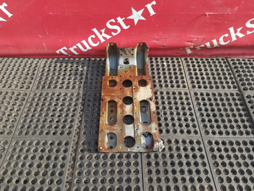 Кронштейн крыла переднего