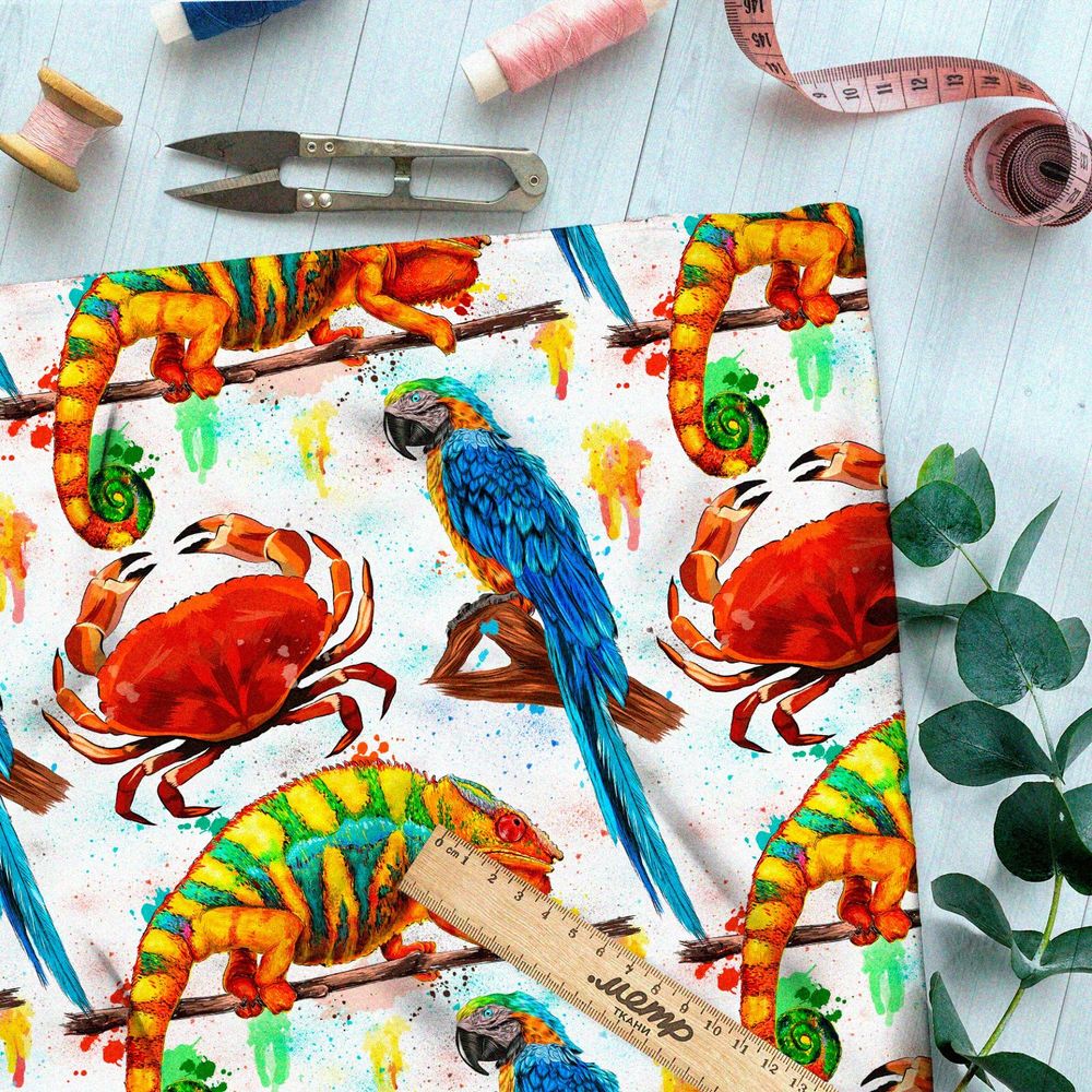 Ткань сатин яркие попугаи, крабы и хамелеоны