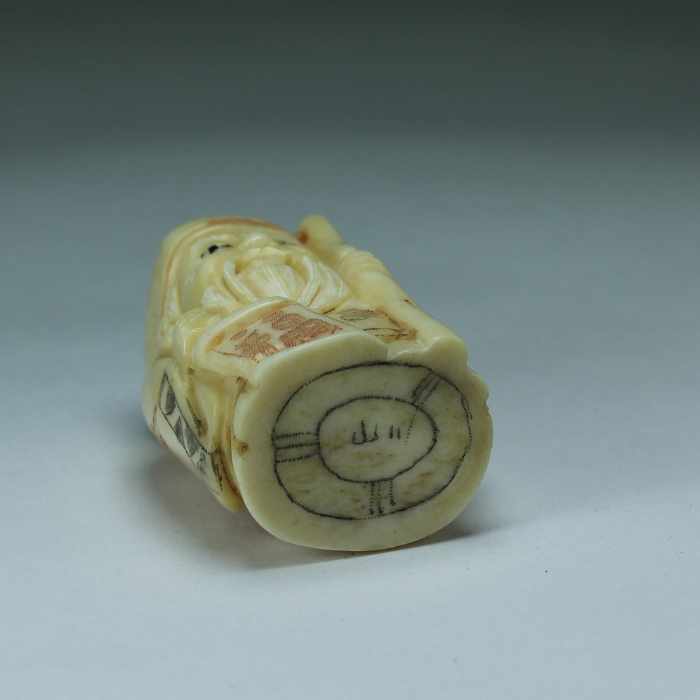 Нэцкэ Дзюродзин с посохом и иероглифом счастье