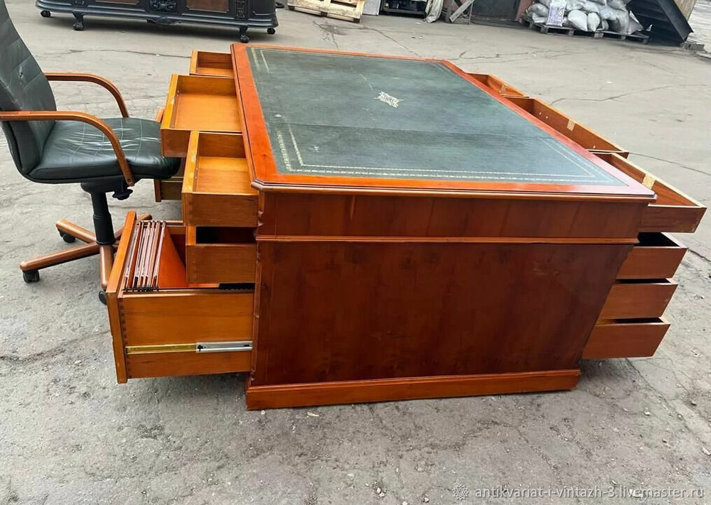 Старинный стол кабинетный и кресло