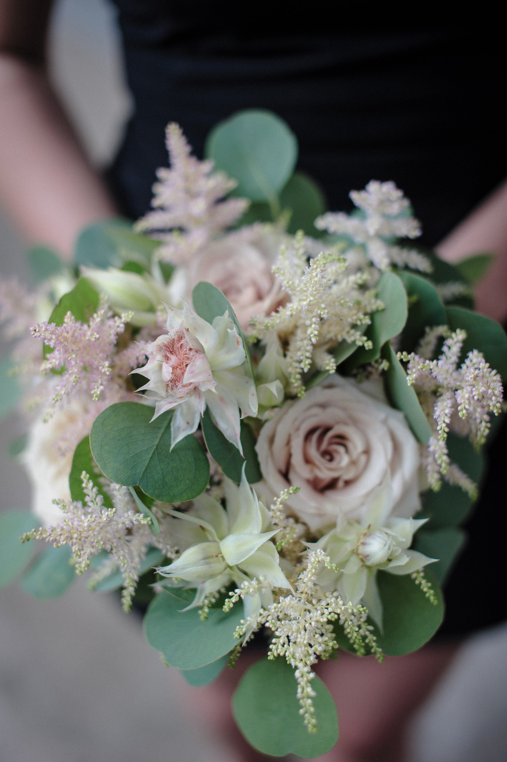 Букет невесты из пудровых роз и астильбы
