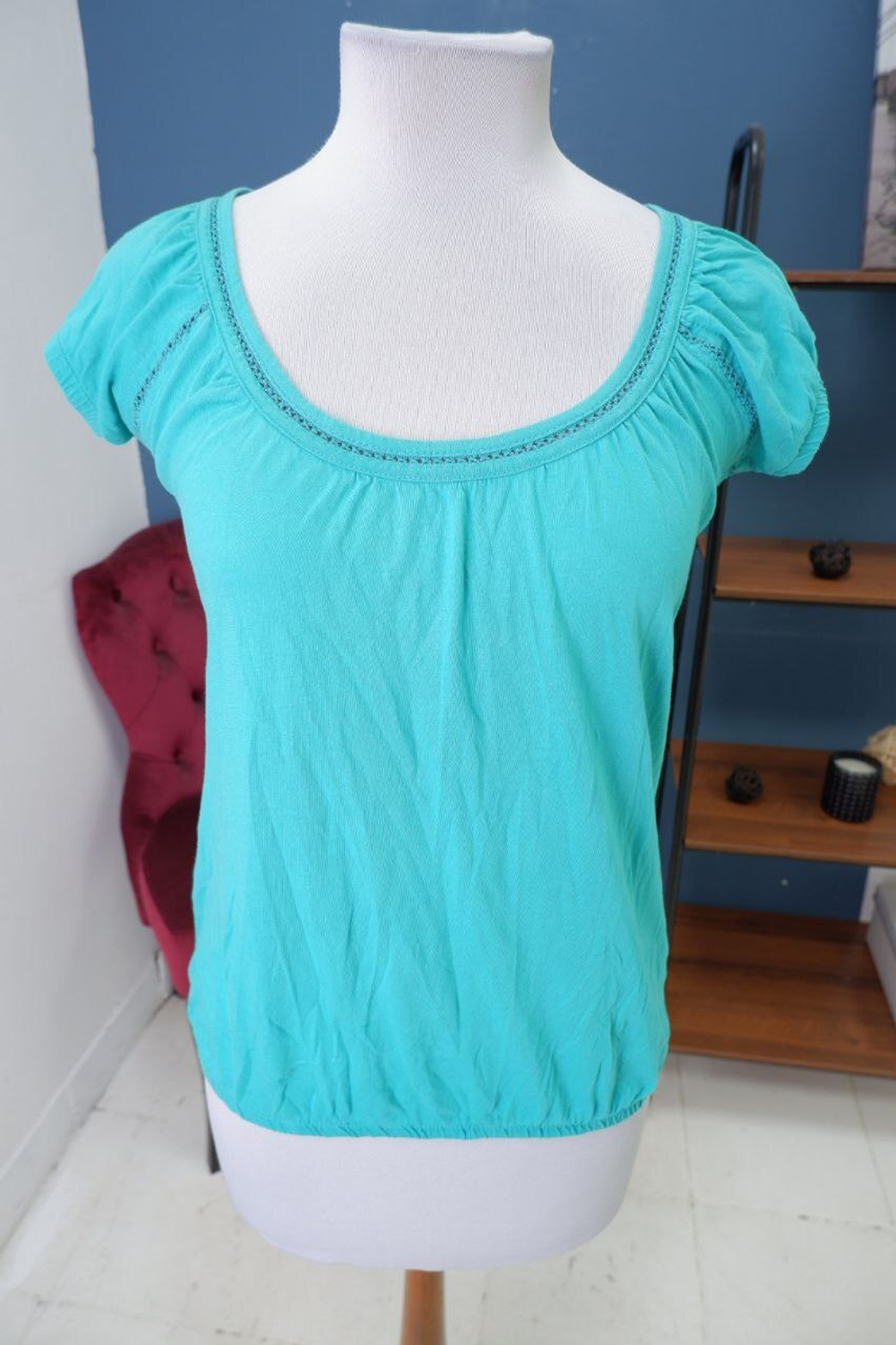 Футболка Low Look красивого цвета 40 размер