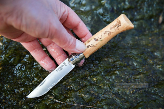 Складной нож Opinel №8 Alpine adventures, нержавеющая сталь, рукоять дуб, гравировка пеший туризм c клинком из стали Sandvik™ 12С27