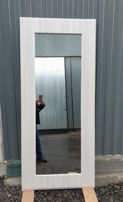 Входная белая дверь с зеркалом Лабиринт Лайн Вайт (Line White) зеркало 18 Сандал белый
