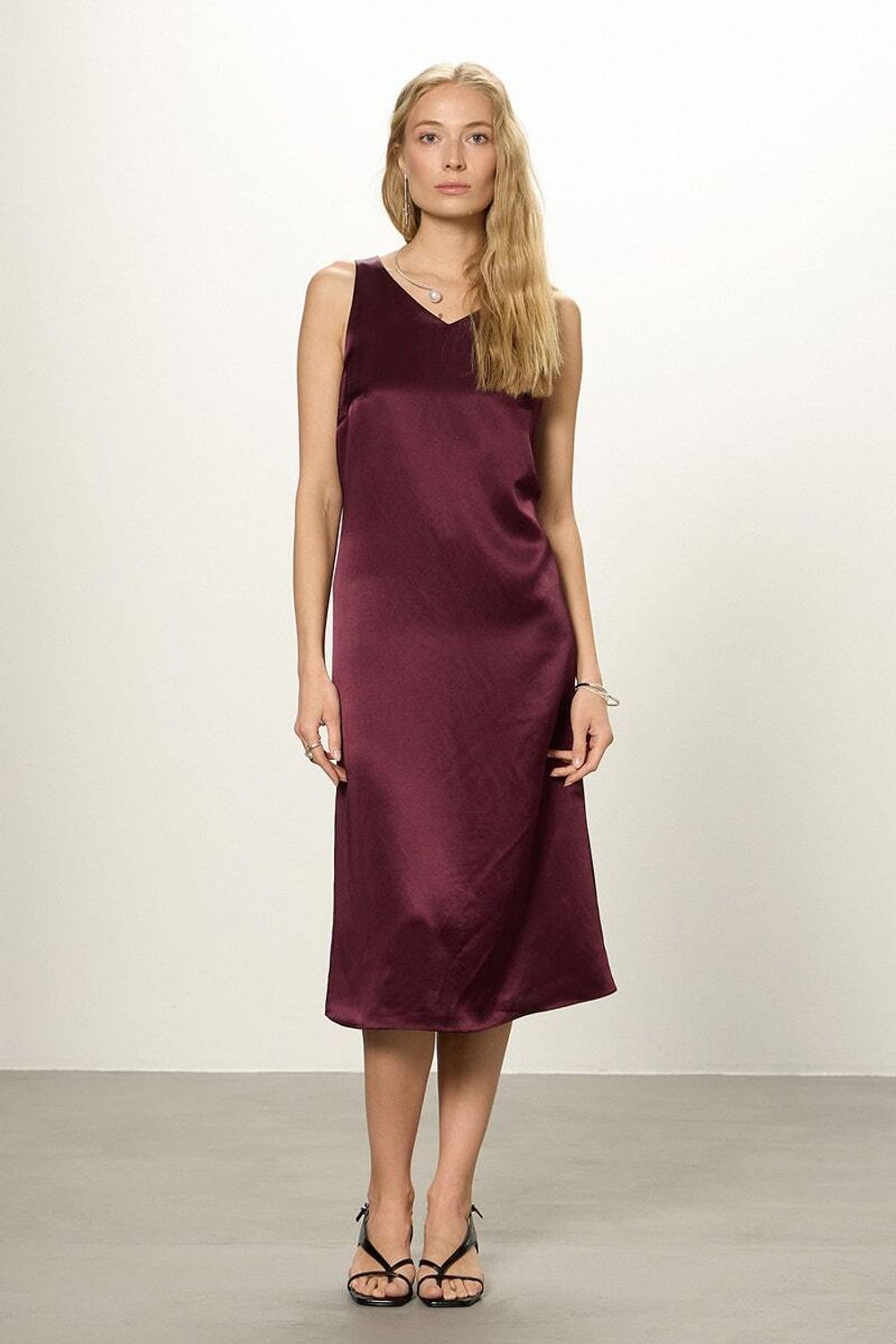 Платье бордо атлас