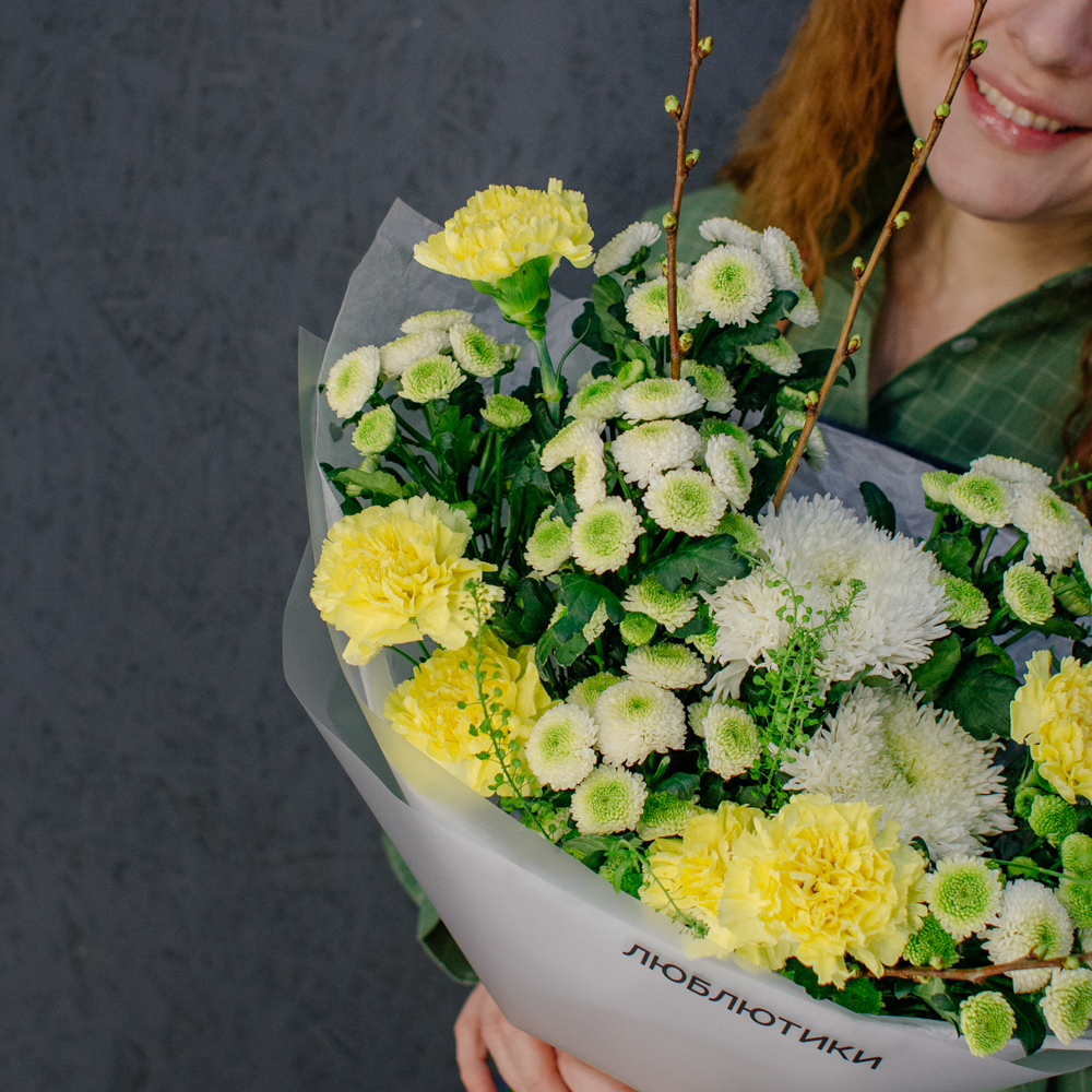 134. Суперстойкий букет в весенних оттенках с ветками вишни