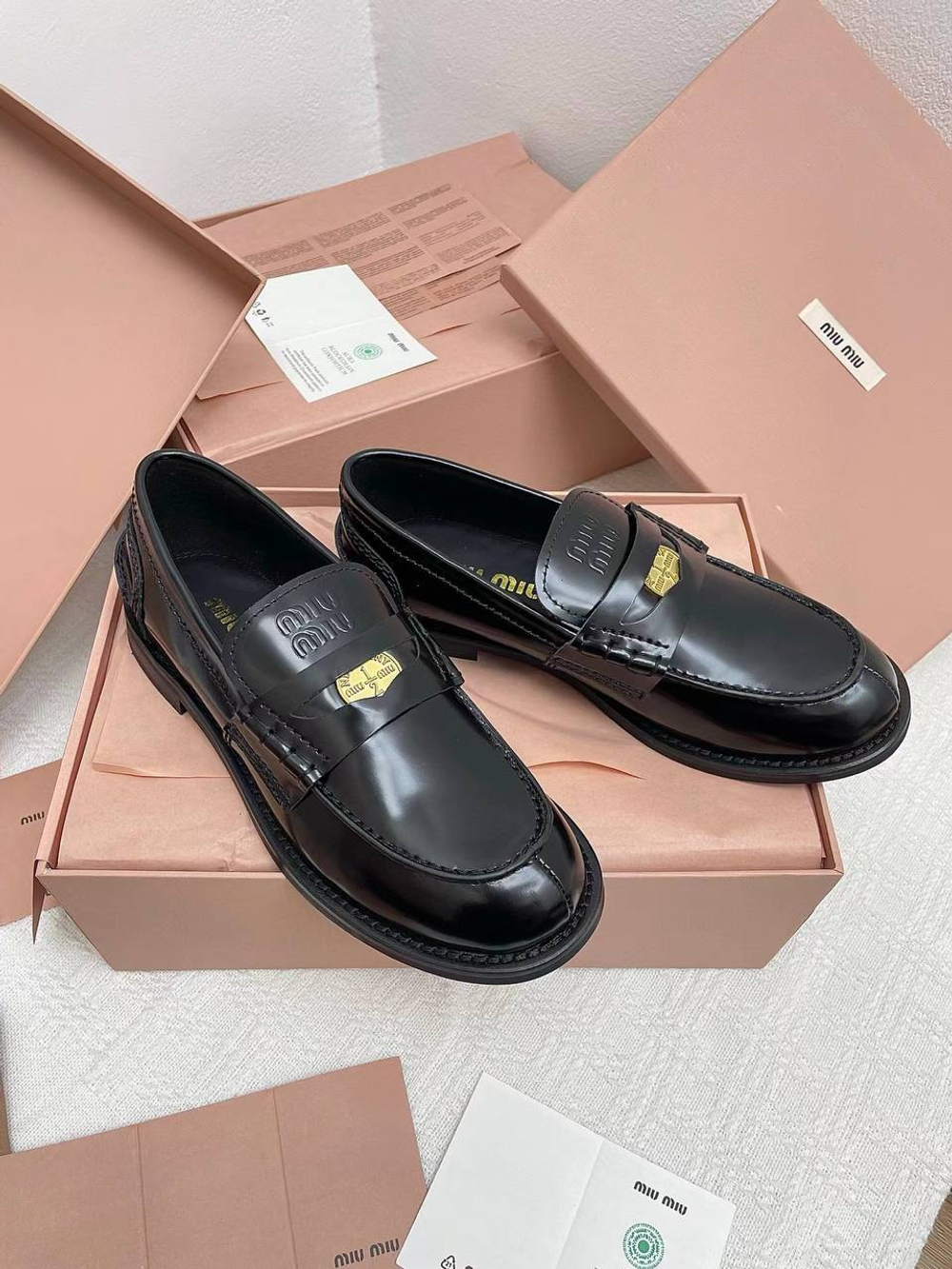 Женские кожаные лоферы Miu Miu черного цвета
