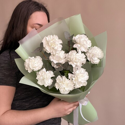 Белые гвоздики (диантусы) с эвкалиптом 9 шт